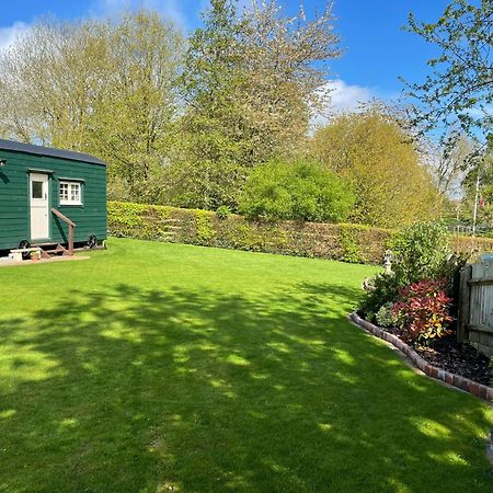 Beautiful Shepherd'S Hut - Lois Weedon Weston  Buitenkant foto