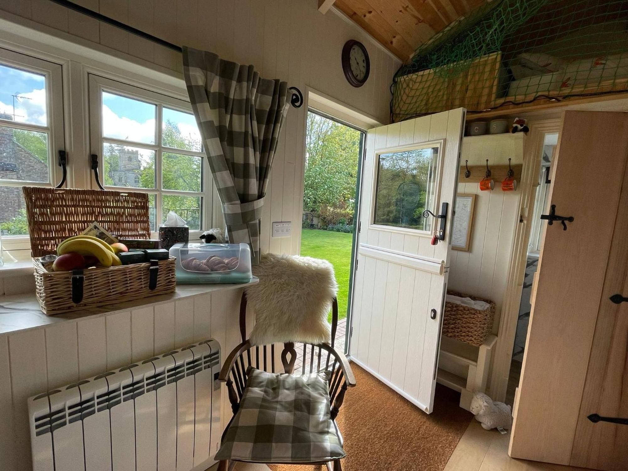 Beautiful Shepherd'S Hut - Lois Weedon Weston  Buitenkant foto