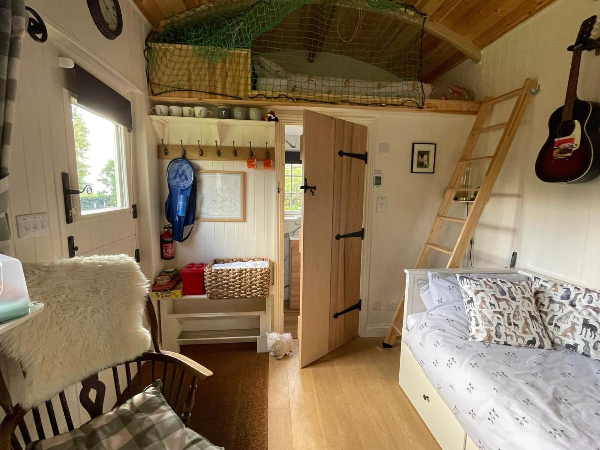 Beautiful Shepherd'S Hut - Lois Weedon Weston  Buitenkant foto